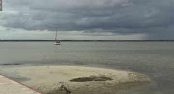 Playas de Quintana Roo son testigos del fenómeno de ‘marea inversa’ debido al clima helado