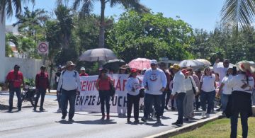 Protestan más de 12 mil maestros en zona hotelera en Cancún
