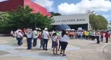 Docentes de Quintana Roo convierten el día del maestro en una jornada de protesta
